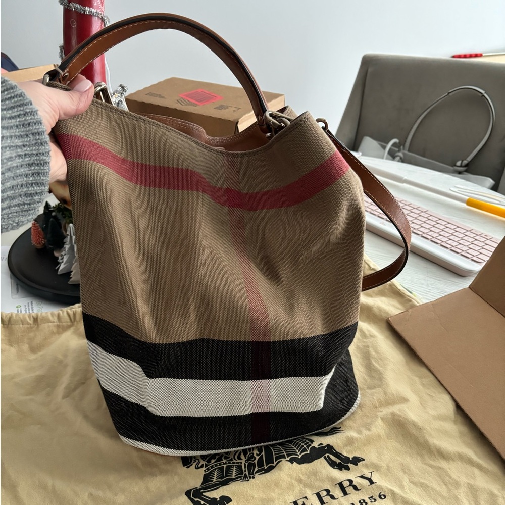 Nova check bag like new. In great shape.